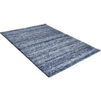 Diagonaal aanzicht van het vloerkleed MORDANA in de kleur Blauw, gemaakt van Wol en Polyester mix.