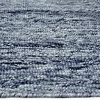 Zijkant detail aanzicht van het vloerkleed MORDANA in de kleur Blauw, gemaakt van Wol en Polyester mix.