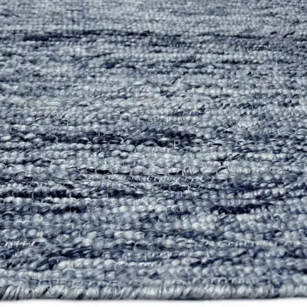 Zijkant detail aanzicht van het vloerkleed MORDANA in de kleur Blauw, gemaakt van Wol en Polyester mix.