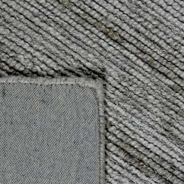 Achterkant hoek aanzicht van het vloerkleed MORDANA in de kleur Bruin, gemaakt van Wol en Polyester mix.