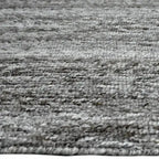 Zijkant detail aanzicht van het vloerkleed MORDANA in de kleur Bruin, gemaakt van Wol en Polyester mix.