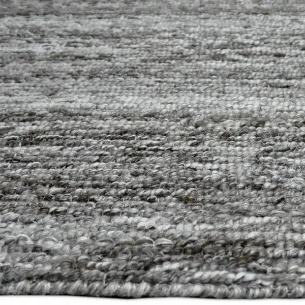 Zijkant detail aanzicht van het vloerkleed MORDANA in de kleur Bruin, gemaakt van Wol en Polyester mix.