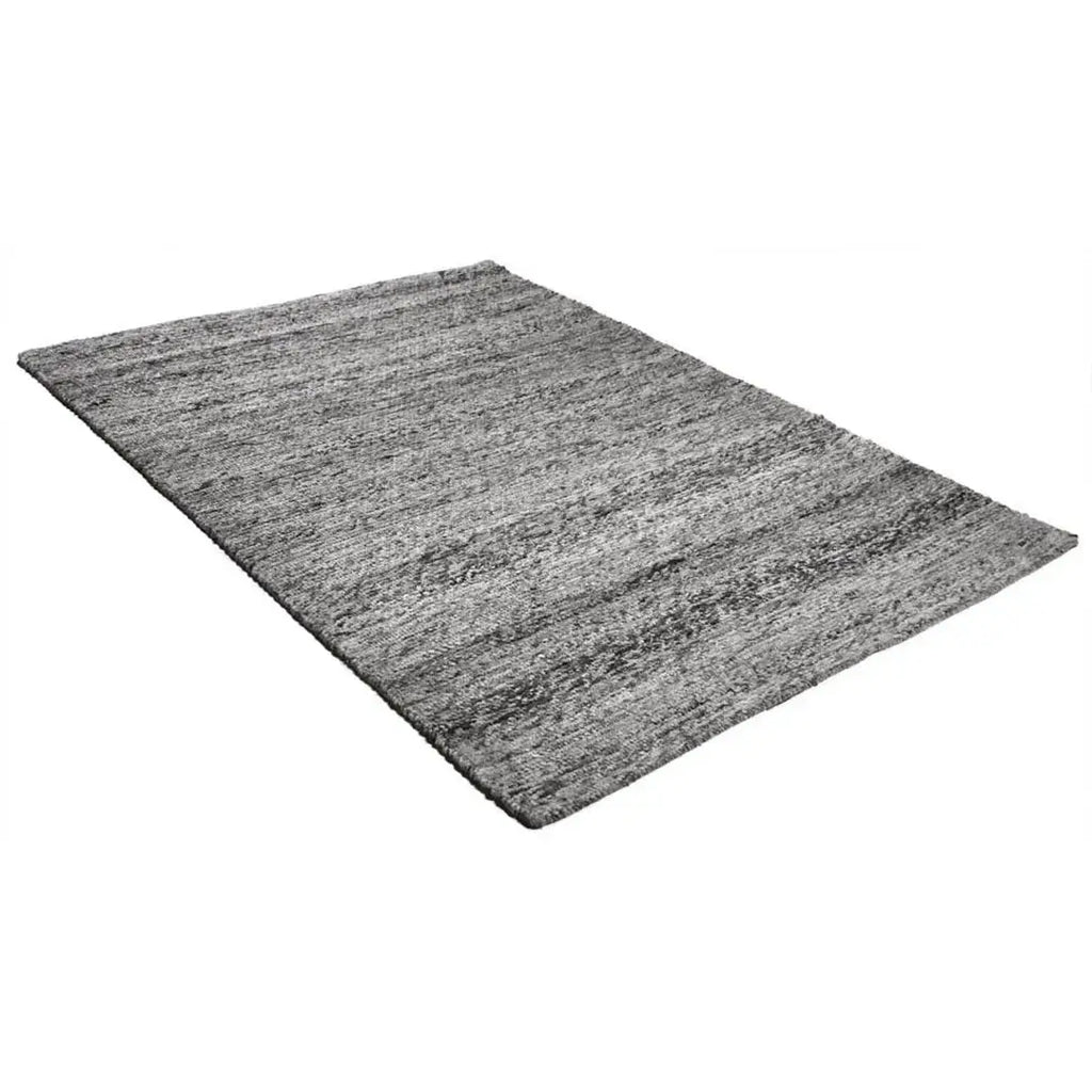 Diagonaal aanzicht van het vloerkleed MORDANA in de kleur Zwart, gemaakt van Wol en Polyester mix.