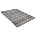 Diagonaal aanzicht van het vloerkleed MORDANA in de kleur Zwart, gemaakt van Wol en Polyester mix.