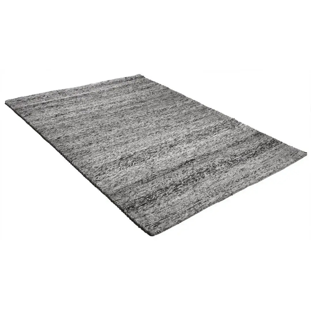 Diagonaal aanzicht van het vloerkleed MORDANA in de kleur Zwart, gemaakt van Wol en Polyester mix.