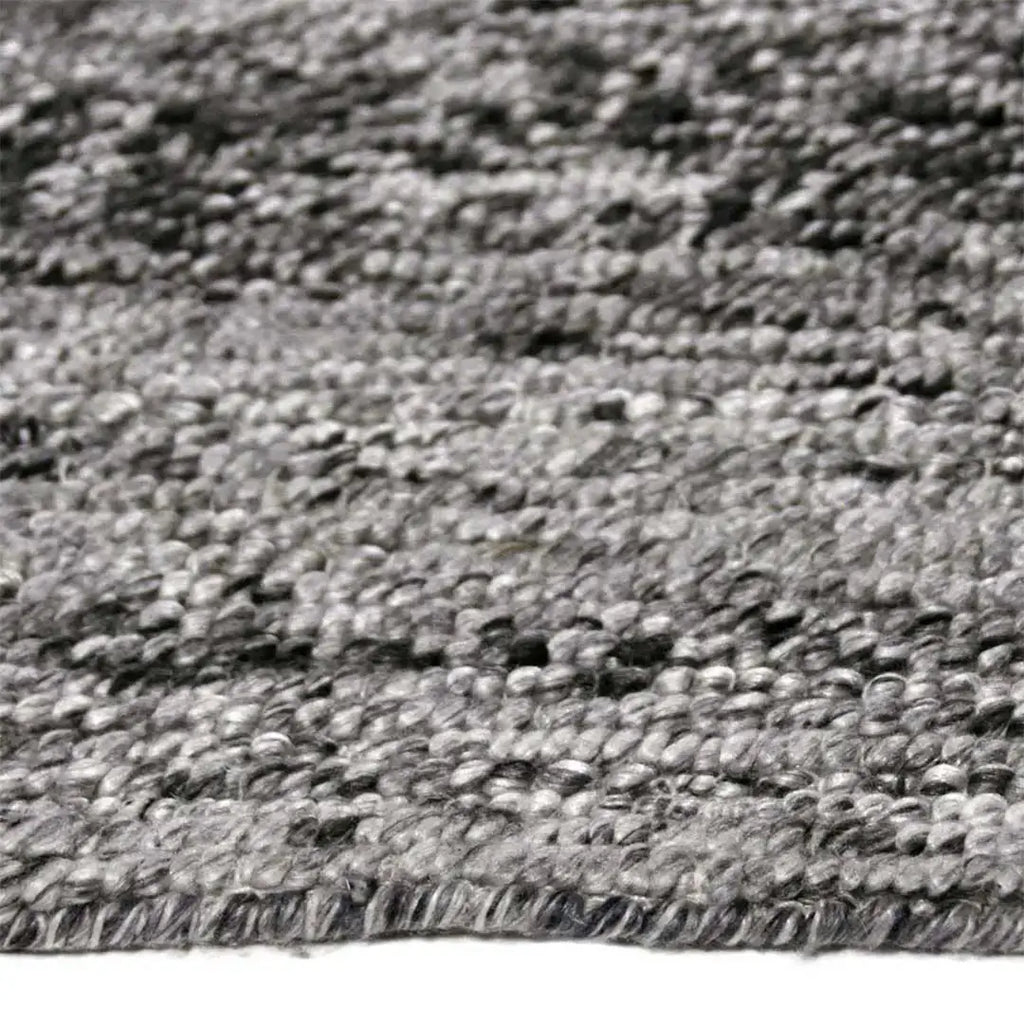 Zijkant detail aanzicht van het vloerkleed MORDANA in de kleur Zwart, gemaakt van Wol en Polyester mix.