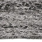 Zijkant detail aanzicht van het vloerkleed MORDANA in de kleur Zwart, gemaakt van Wol en Polyester mix.