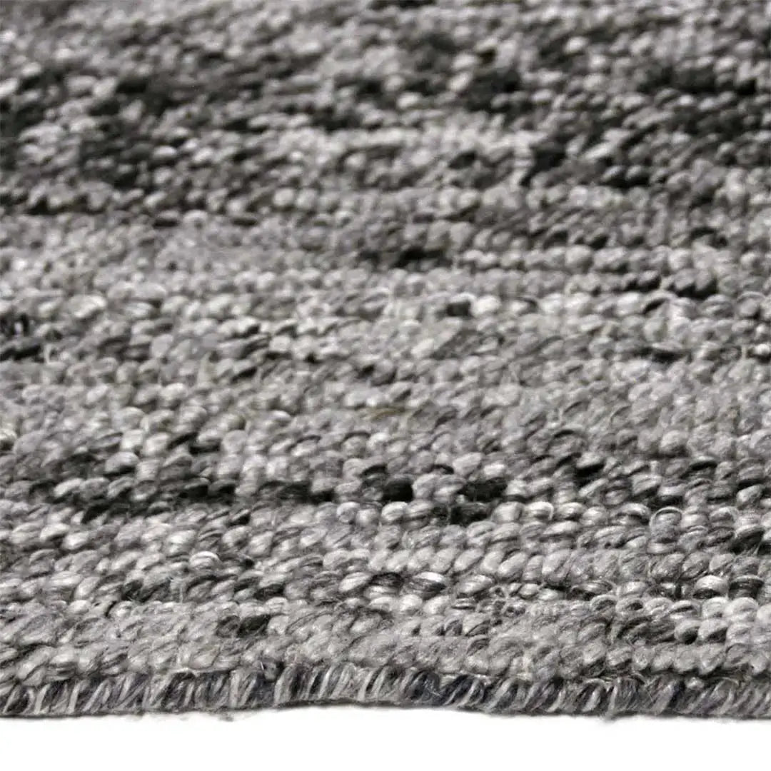 Zijkant detail aanzicht van het vloerkleed MORDANA in de kleur Zwart, gemaakt van Wol en Polyester mix.