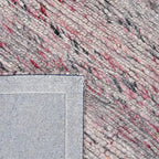 Achterkant hoek aanzicht van het vloerkleed NARETH in de kleuren Naturel / Beige / Roze, gemaakt van 100% Wol.