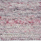 Zijkant detail aanzicht van het vloerkleed NARETH in de kleuren Naturel / Beige / Roze, gemaakt van 100% Wol.
