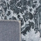 Achterkant hoek aanzicht van het vloerkleed NEXON in de kleur Grijs, gemaakt van Polyester.