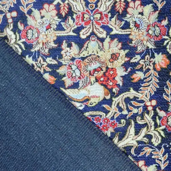Achterkant hoek aanzicht van het vloerkleed NEXON kirman in de kleuren Blauw / Rood, gemaakt van Polyester.