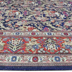Zijkant detail aanzicht van het vloerkleed NEXON kirman in de kleuren Blauw / Rood, gemaakt van Polyester.