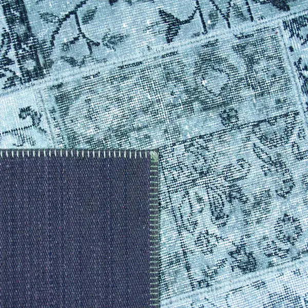 Achterkant hoek aanzicht van het vloerkleed NEXON patch in de kleur Blauw, gemaakt van Polyester.