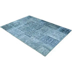 Diagonaal aanzicht van het vloerkleed NEXON patch in de kleur Blauw, gemaakt van Polyester.