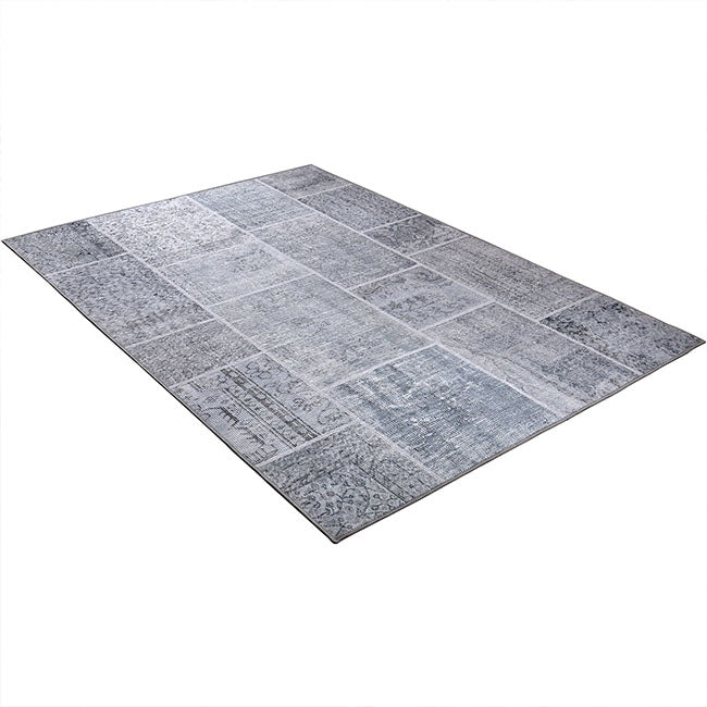 Diagonaal aanzicht van het vloerkleed NEXON patch in de kleur Grijs, gemaakt van Polyester.