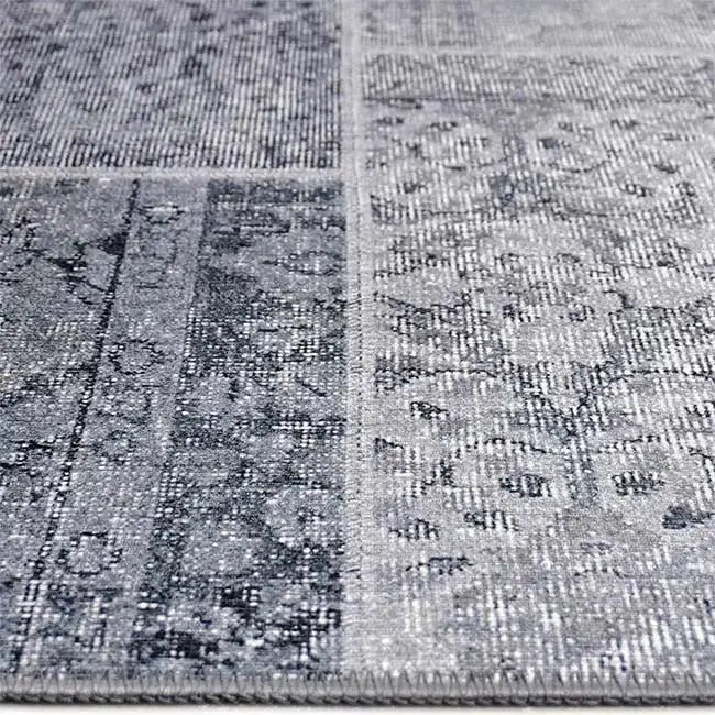 Zijkant detail aanzicht van het vloerkleed NEXON patch in de kleur Grijs, gemaakt van Polyester.