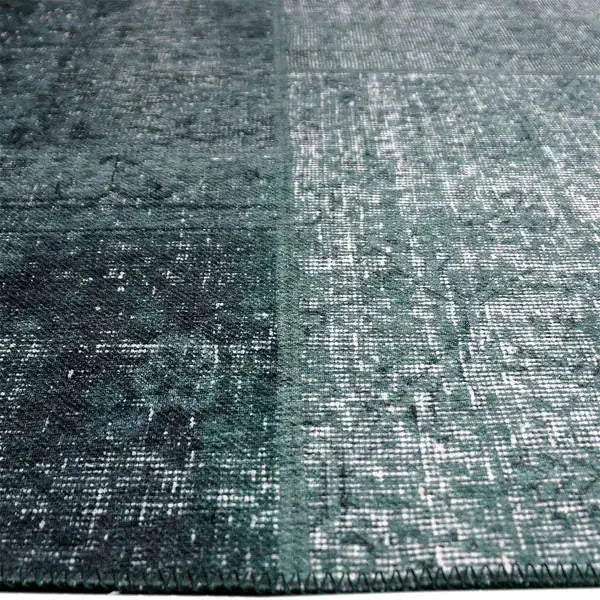 Zijkant detail aanzicht van het vloerkleed NEXON patch in de kleur Groen, gemaakt van Polyester.