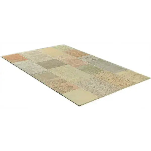 Diagonaal aanzicht van het vloerkleed NEXON patch in de kleuren Soft Beige / Beige, gemaakt van Polyester.