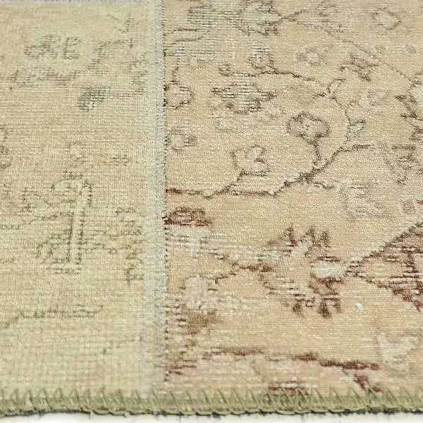Zijkant detail aanzicht van het vloerkleed NEXON patch in de kleuren Soft Beige / Beige, gemaakt van Polyester.