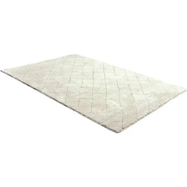 Diagonaal aanzicht van het vloerkleed OLMAR in de kleuren Wit / Licht Grijs, gemaakt van Polyester.