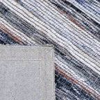 Achterkant hoek aanzicht van het vloerkleed ONYR in de kleuren Naturel / Grijs, gemaakt van Wol en Viscose mix.