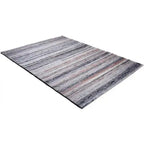 Diagonaal aanzicht van het vloerkleed ONYR in de kleuren Naturel / Grijs, gemaakt van Wol en Viscose mix.