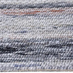 Zijkant detail aanzicht van het vloerkleed ONYR in de kleuren Naturel / Grijs, gemaakt van Wol en Viscose mix.