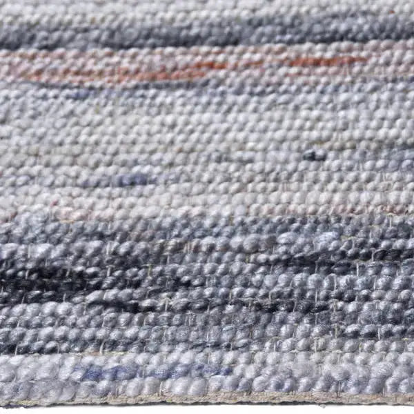 Zijkant detail aanzicht van het vloerkleed ONYR in de kleuren Naturel / Grijs, gemaakt van Wol en Viscose mix.