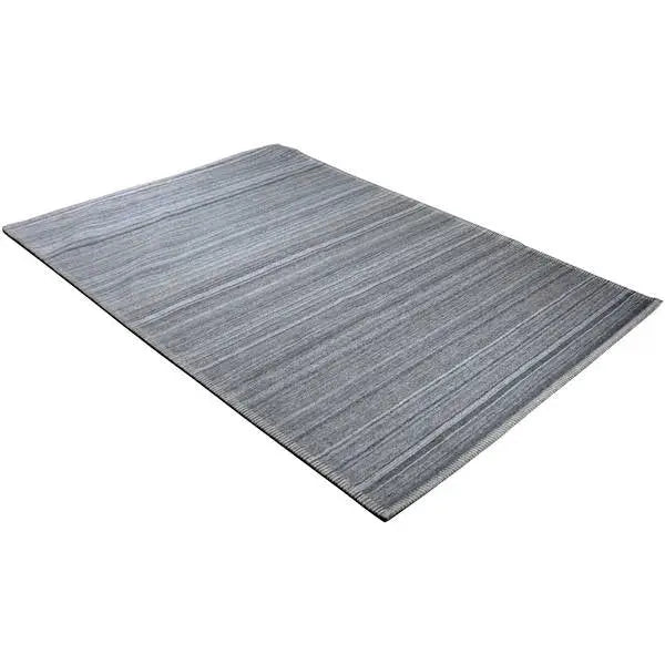 Diagonaal aanzicht van het vloerkleed PRAVEN STITCH in de kleur Licht Grijs, gemaakt van Katoen.