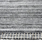 Zijkant detail aanzicht van het vloerkleed PRAVEN STITCH in de kleur Licht Grijs, gemaakt van Katoen.