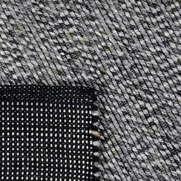 Achterkant hoek aanzicht van het vloerkleed PREDIN in de kleur Grijs, gemaakt van Polyester.