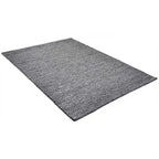 Diagonaal aanzicht van het vloerkleed PREDIN in de kleur Grijs, gemaakt van Polyester.