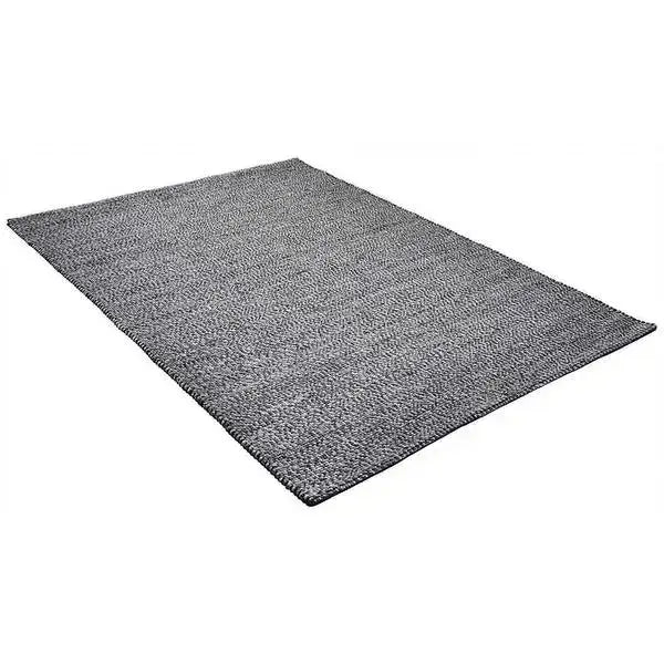 Diagonaal aanzicht van het vloerkleed PREDIN in de kleur Grijs, gemaakt van Polyester.