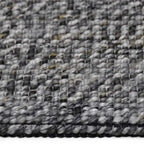 Zijkant detail aanzicht van het vloerkleed PREDIN in de kleur Grijs, gemaakt van Polyester.