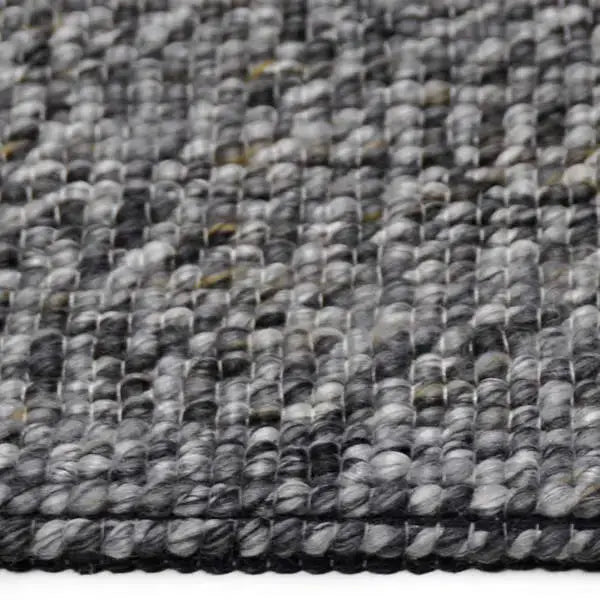 Zijkant detail aanzicht van het vloerkleed PREDIN in de kleur Grijs, gemaakt van Polyester.