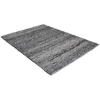 Diagonaal aanzicht van het vloerkleed QUORIN in de kleur Antraciet, gemaakt van 100% Wol.