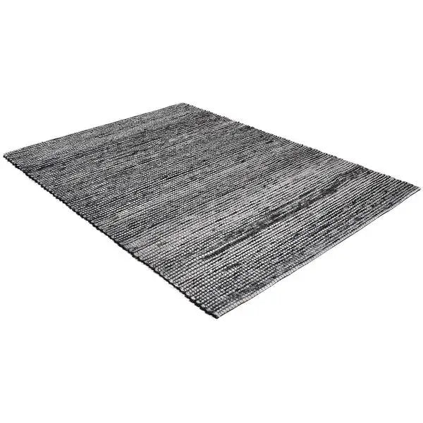 Diagonaal aanzicht van het vloerkleed QUORIN in de kleur Antraciet, gemaakt van 100% Wol.