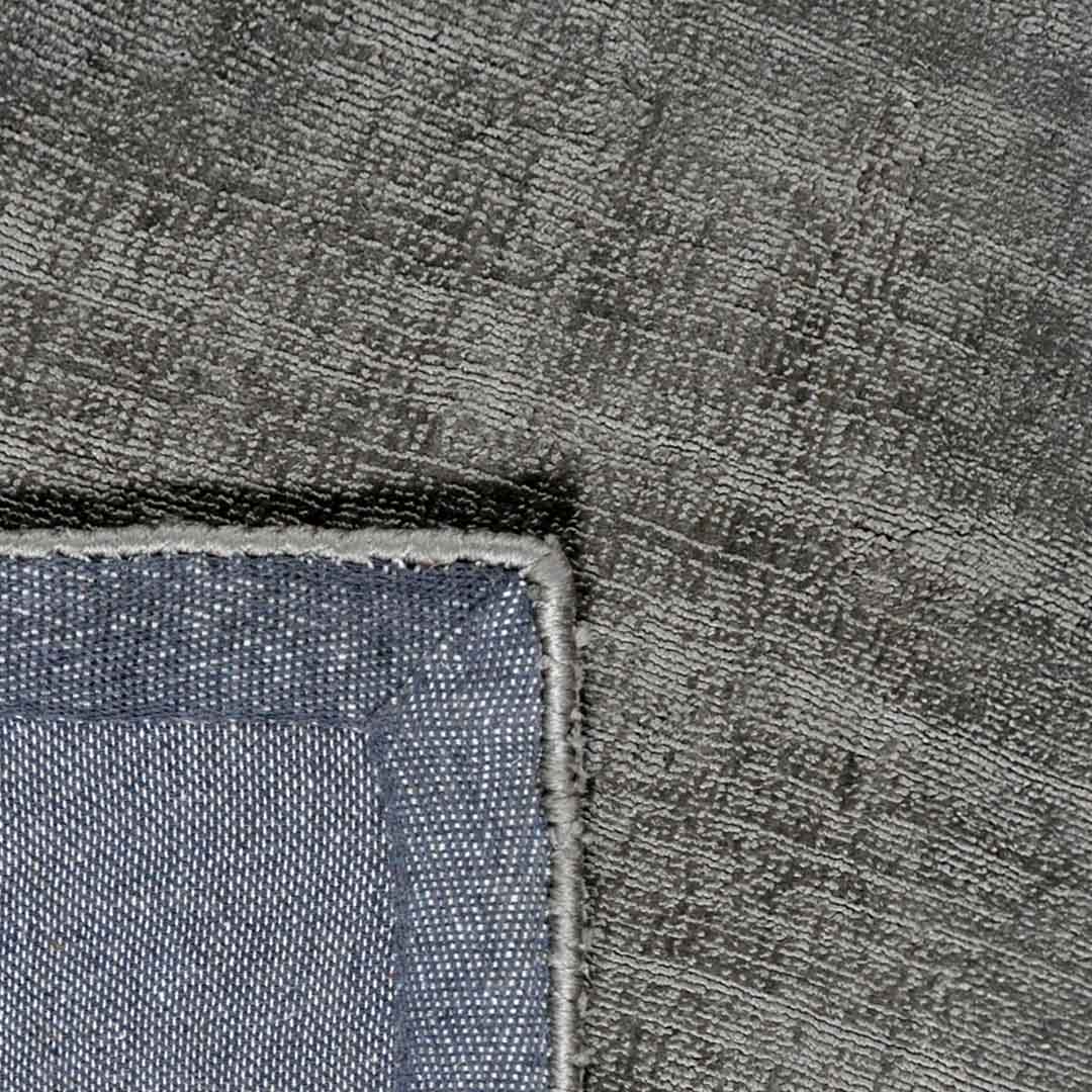 Achterkant hoek aanzicht van het vloerkleed RALDER in de kleur Grijs, gemaakt van Katoen.
