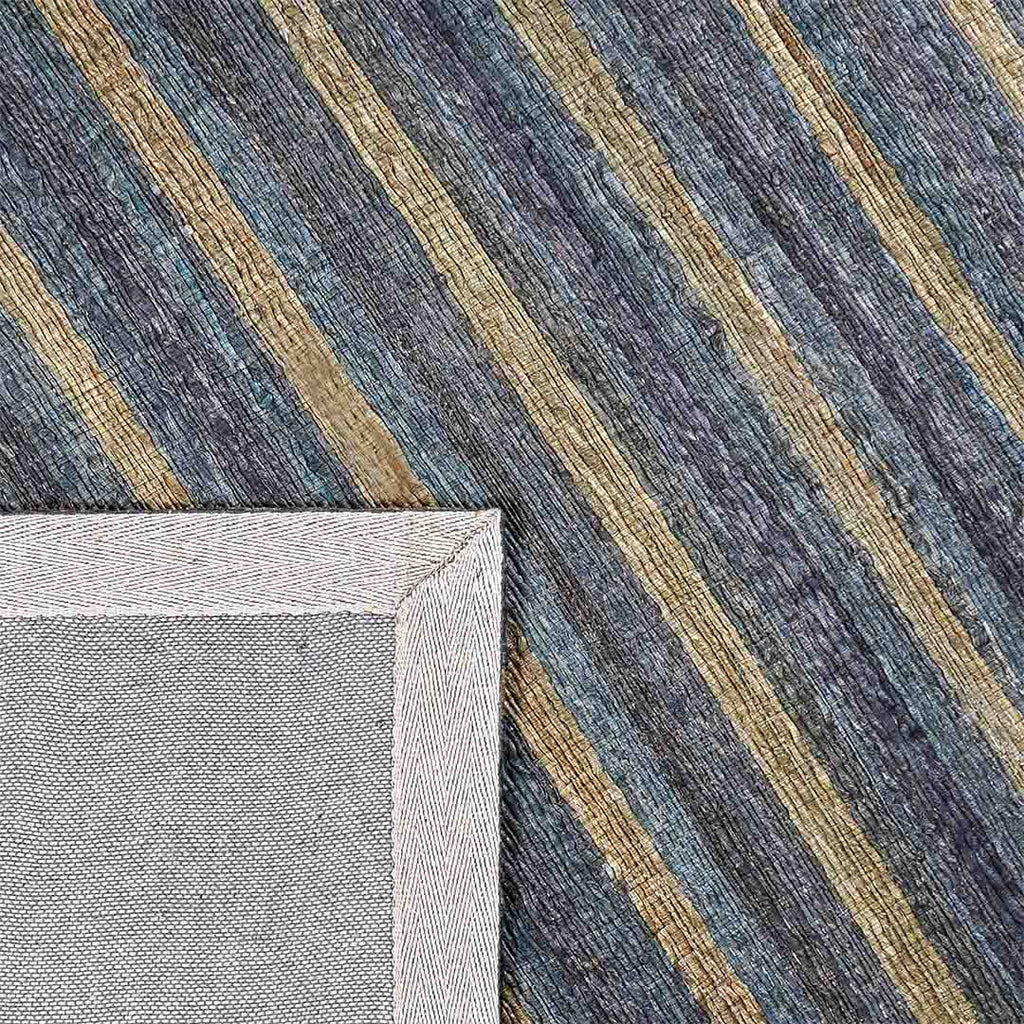 Achterkant hoek aanzicht van het vloerkleed RALDER in de kleuren Multikleurig / Goud / Grijs, gemaakt van Katoen.