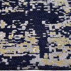 Zijkant detail aanzicht van het vloerkleed RAYDEN in de kleur Blauw, gemaakt van Wol mix.

