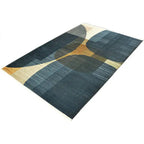 Diagonaal aanzicht van het vloerkleed RINDELL in de kleuren Multikleurig / Blauw, gemaakt van Polyester.