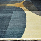Zijkant detail aanzicht van het vloerkleed RINDELL in de kleuren Multikleurig / Blauw, gemaakt van Polyester.