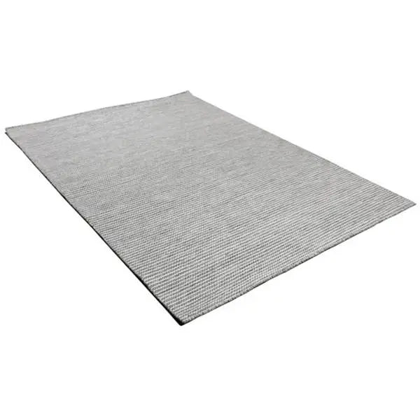 Diagonaal aanzicht van het vloerkleed ROELER in de kleuren Zwart / Wit, gemaakt van Katoen.