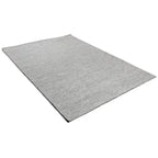 Diagonaal aanzicht van het vloerkleed ROELER in de kleuren Zwart / Wit, gemaakt van Katoen.