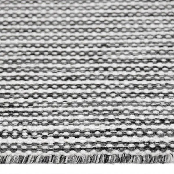 Zijkant detail aanzicht van het vloerkleed ROELER in de kleuren Zwart / Wit, gemaakt van Katoen.