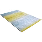 Diagonaal aanzicht van het vloerkleed RUVEN in de kleur Geel, gemaakt van Viscose.