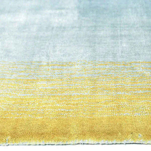 Zijkant detail aanzicht van het vloerkleed RUVEN in de kleur Geel, gemaakt van Viscose.