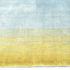 Zijkant detail aanzicht van het vloerkleed RUVEN in de kleur Geel, gemaakt van Viscose.