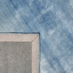 Achterkant hoek aanzicht van het vloerkleed RUVEN in de kleuren Groen / Blauw, gemaakt van Viscose.